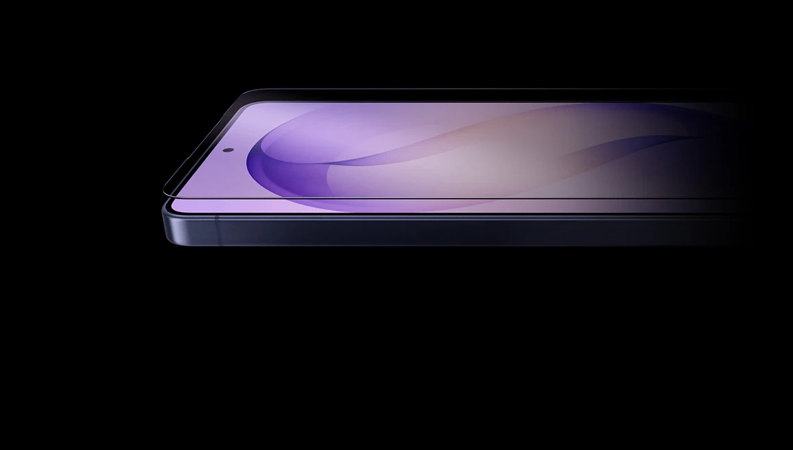 Экран Galaxy S26 Ultra с фиолетовыми обоями